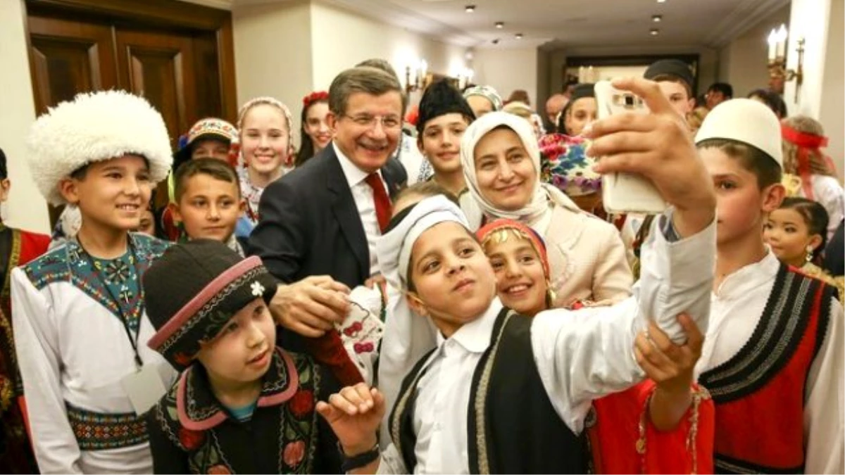 Davutoğlu, "Dünya Çocukları" ile Buluştu