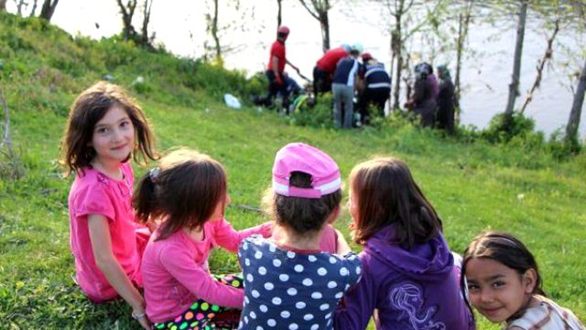 Dere Kenarına Yuvarlanan İneği İtfaiye Kurtardı
