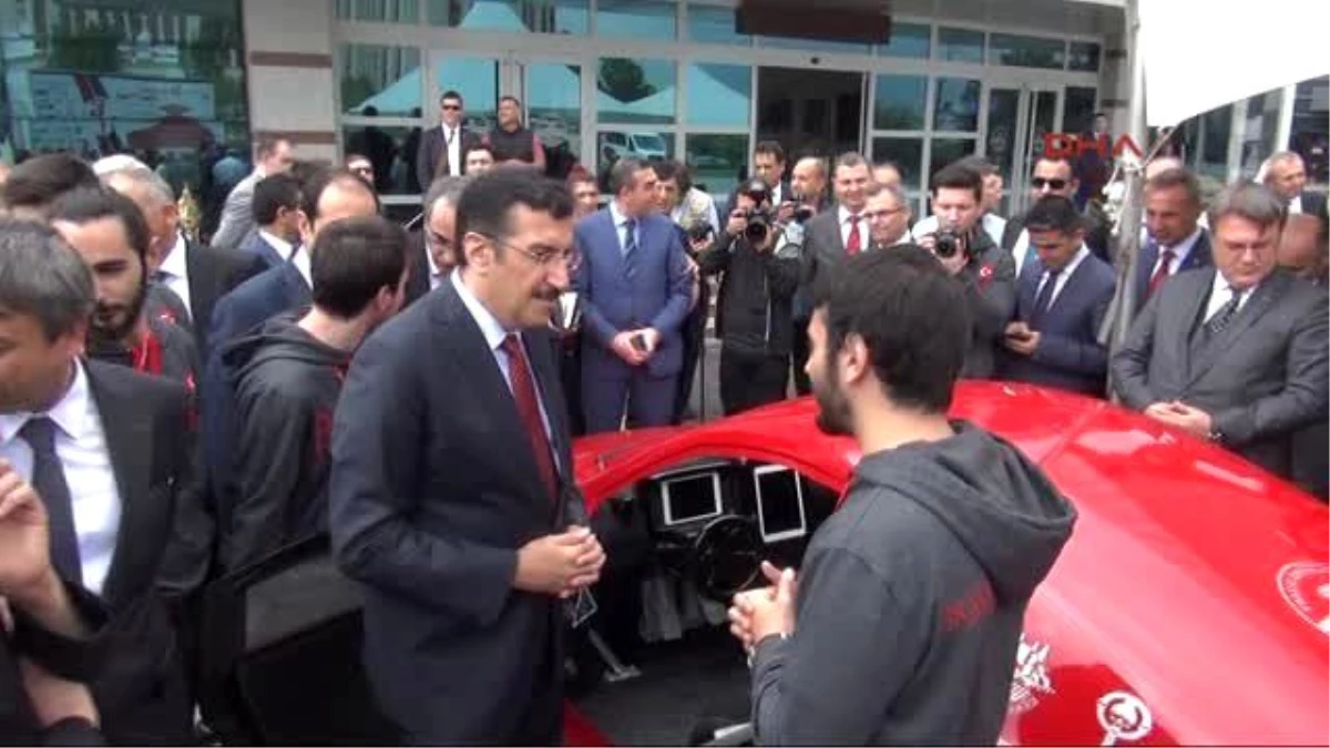 Bakan TÜBİTAK Ödüllü Otomobili Kullanarak, Korumalar Koşarak Test Etti