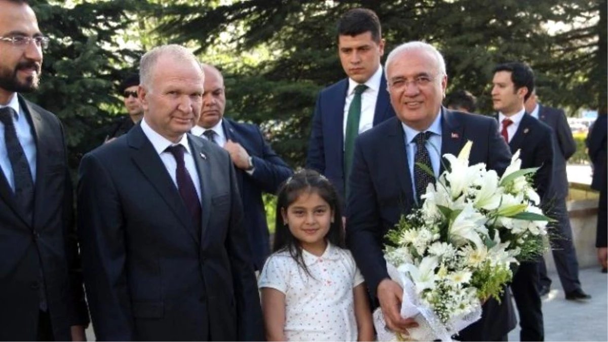 Ekonomi Bakanı Elitaş: "Kapadokya\'da Kış Turizmini Ortaya Çıkartmamız Lazım"