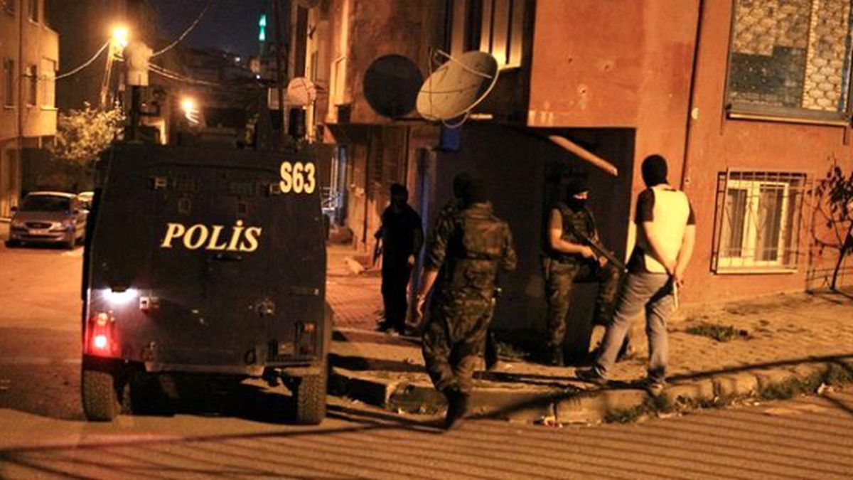 İstanbul'da Dev Terör Baskını! Maskeli Grup TIR'la Barikat Kurdu