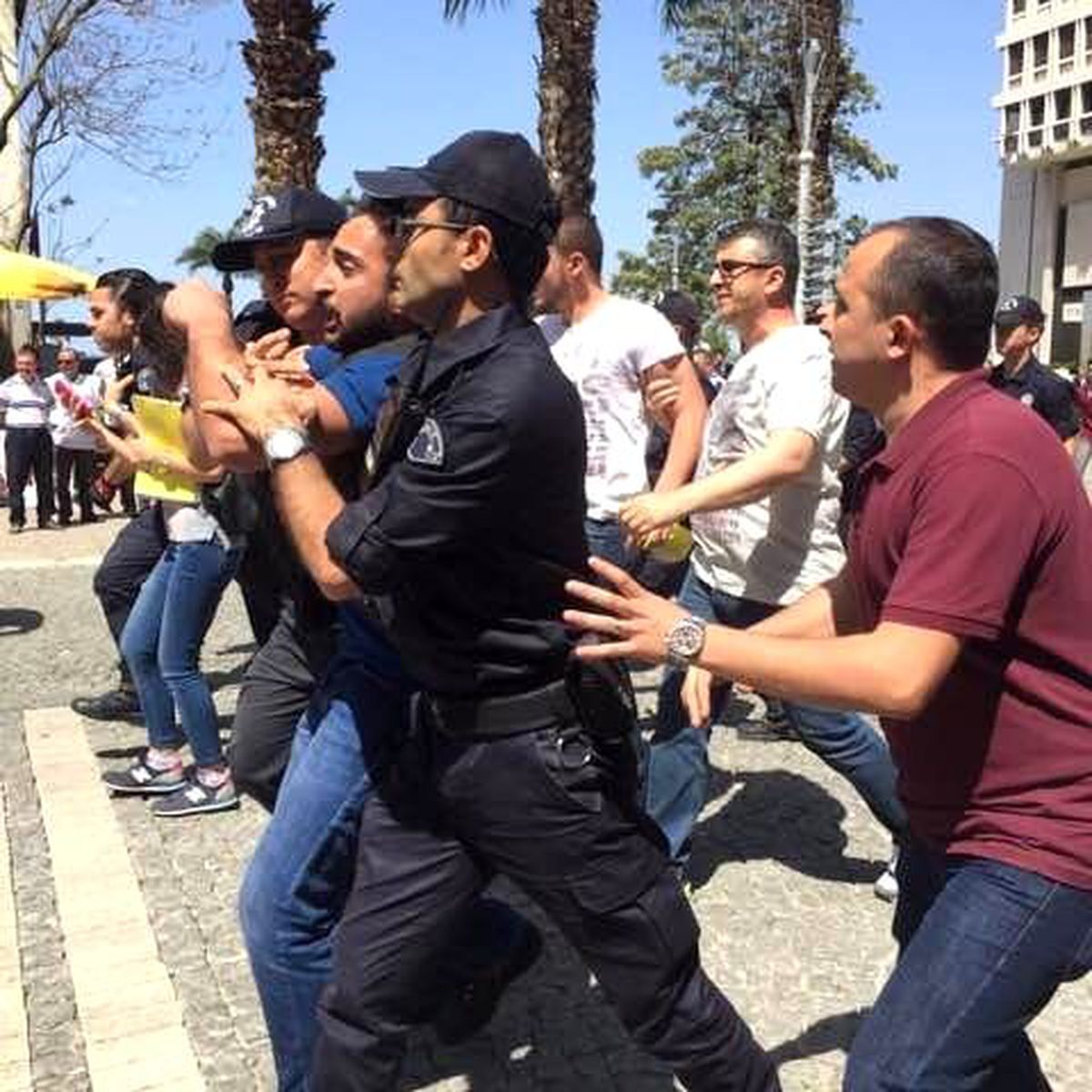 İzmir\'deki Başbakanlık Ofisi Önünde Gerginlik: 8 Gözaltı