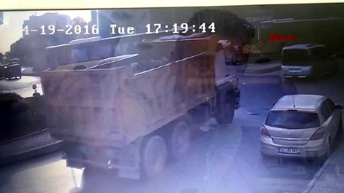 Kağıthane\'de Polise Saldırı Zannedilen Olay Güvenlik Kamerasında...
