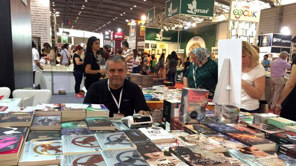 Kitapseverler ve Yayınevleri İzmir Kitap Fuarı\'ndan Memnun