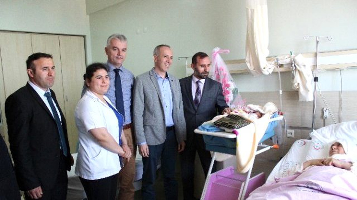 Kutlu Doğum Haftasında Dünyaya Gelen Bebeklere Çeyrek Altın