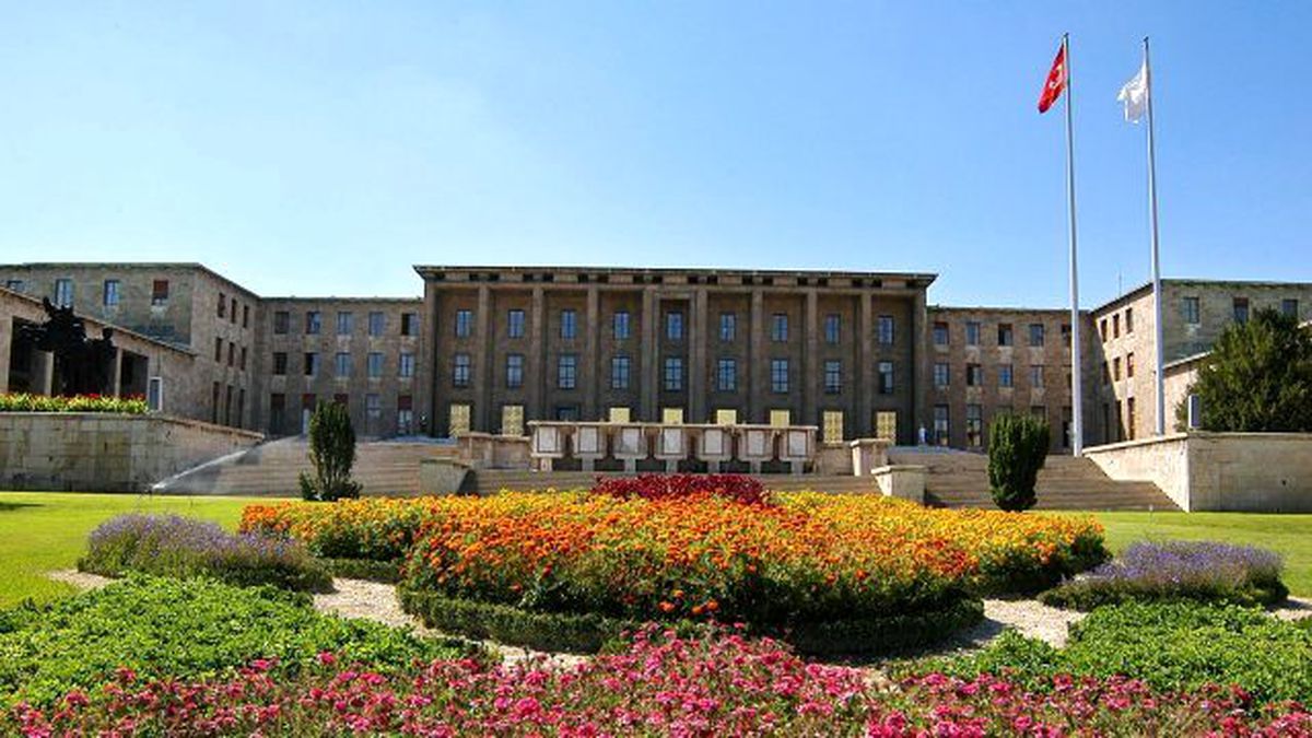 Meclis'i Bombalardan 'Demir Çit' Koruyacak