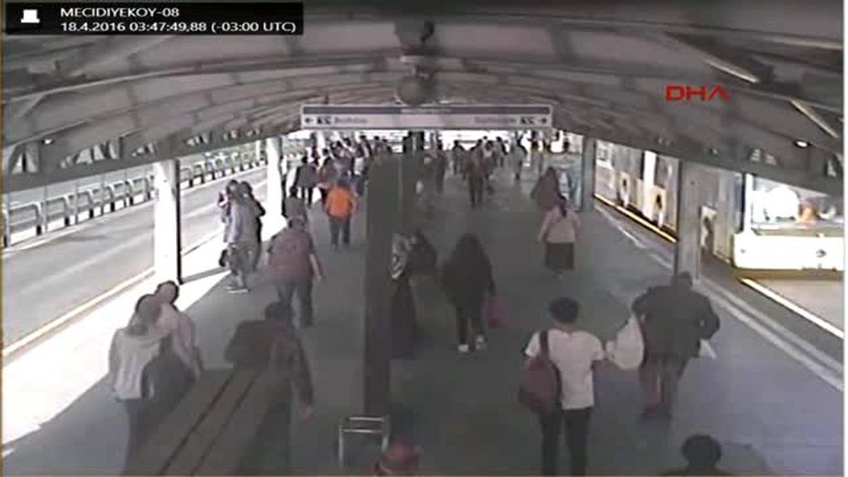 Metrobüs Yoluna Düşen Kadın Ezilmekten Son Anda Böyle Kurtuldu