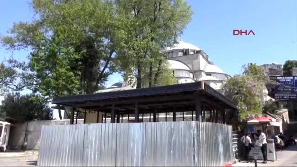Mihrimah Sultan Külliyesi Önünde \'Kan Merkezi\' Olarak Kullanılacağı Öğrenilen Yapıya Tepki