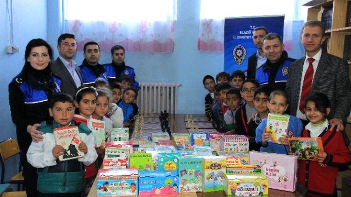 Polis\'ten, Çocuklara 3 Bin Kitap Hediye