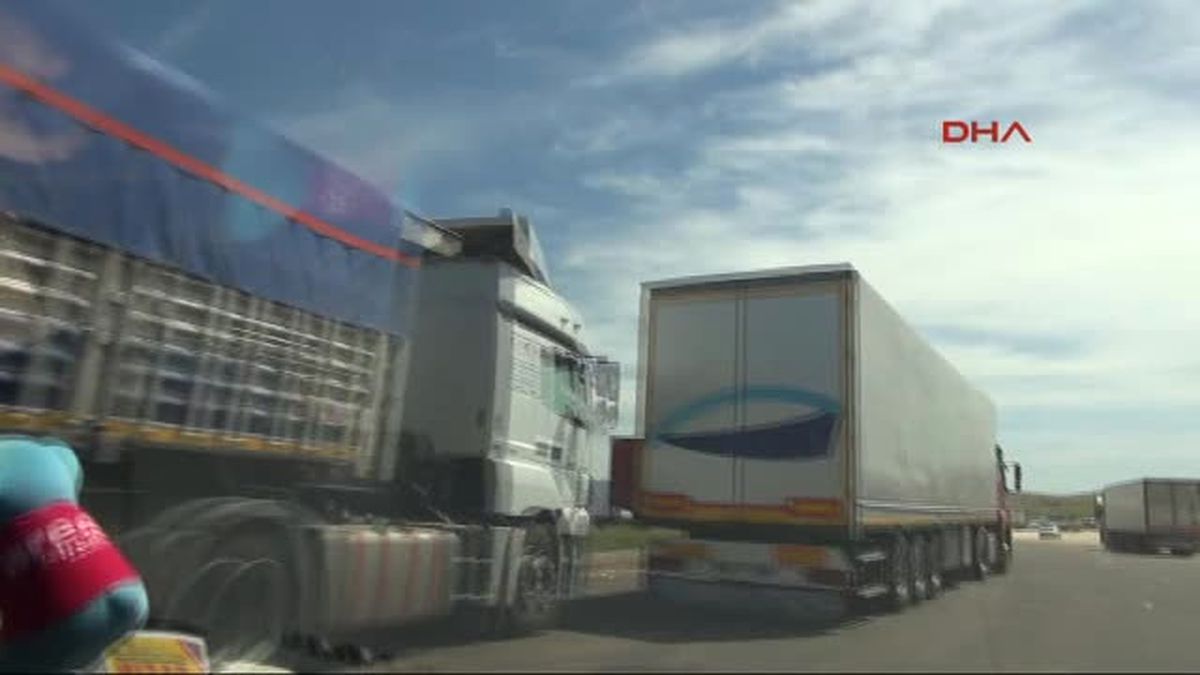 Şanlıurfa?da Çiftçilerden Yol Kapatma Eylemi