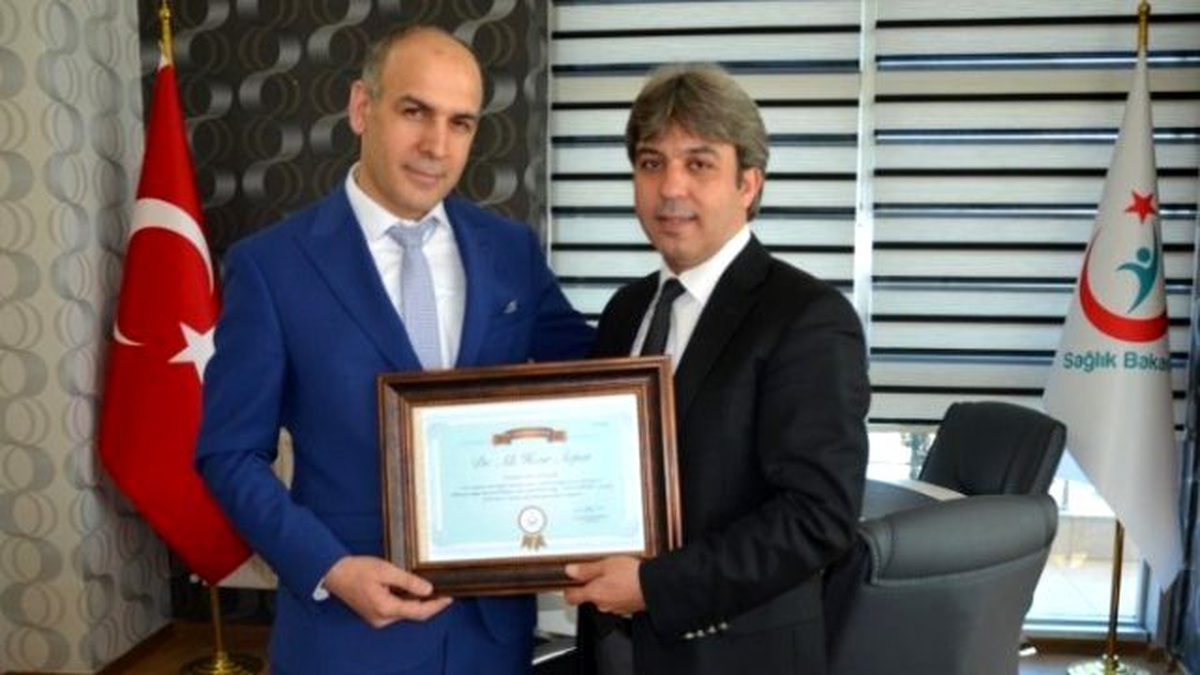 Şanlıurfa\'da Yılın Doktoru Ödülünü Göğüs Cerrahı Aldı