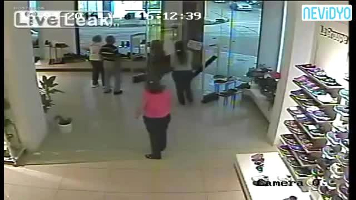 Şiddetli Fırtına Her Şeyi Yıkıp Attı