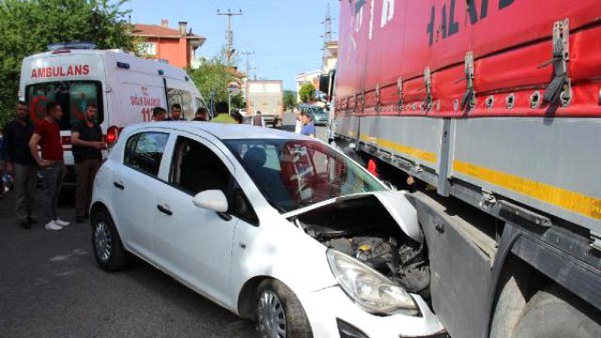 Tır\'a Çarpan Otomobilde 2 Kişi Yaralandı