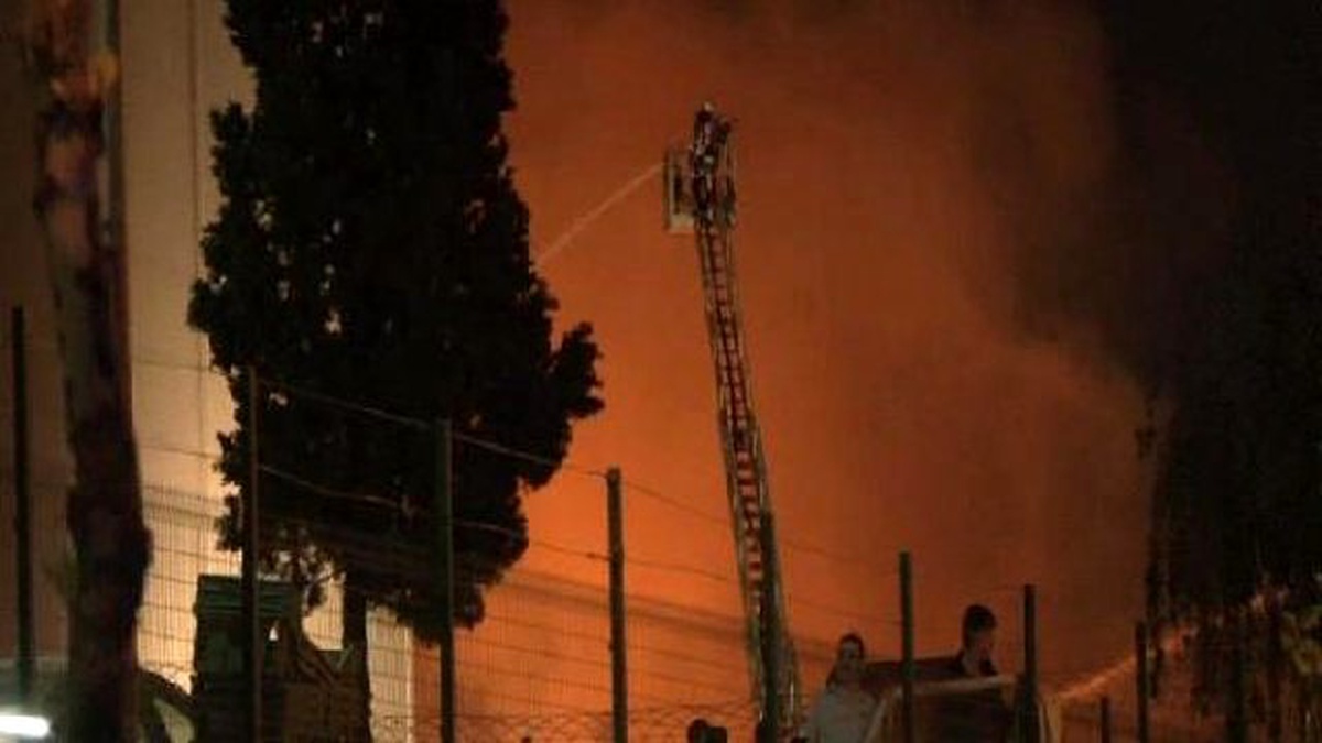 Ümraniye\'de 3 Bin Metrekarelik Depoda Yangın (Geniş Haber)