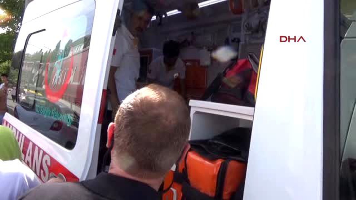 Zonguldak Otomobil Tır\'ın Dorsesine Çarptı 2 Yaralı