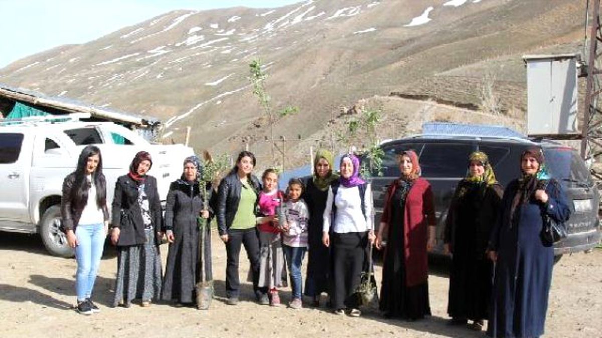 Başkale\'de Doğan Kız Çocukları İçin Birer Fidan Dikilecek