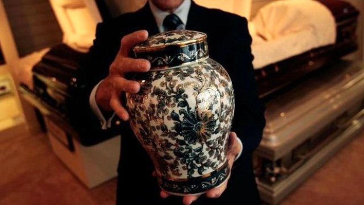 Çaldığı Arabada İnsan Külleri Buldu