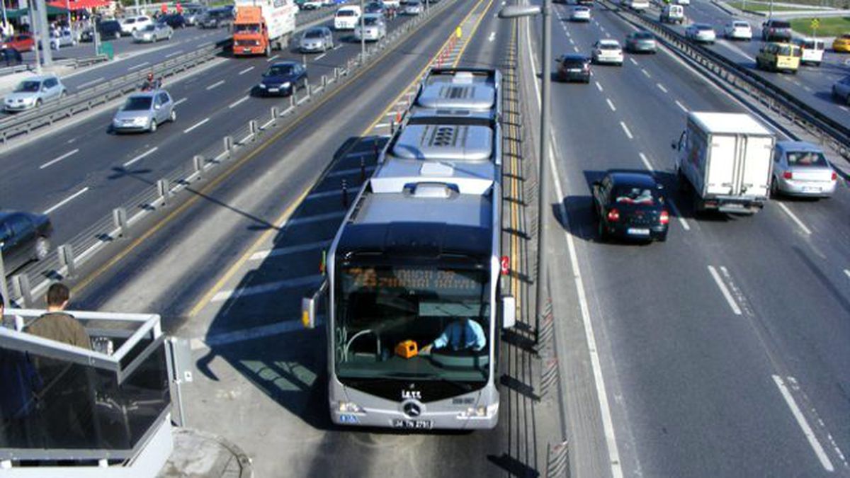 Darülaceze-Perpa Metrobüs Durağında Bomba Paniği!
