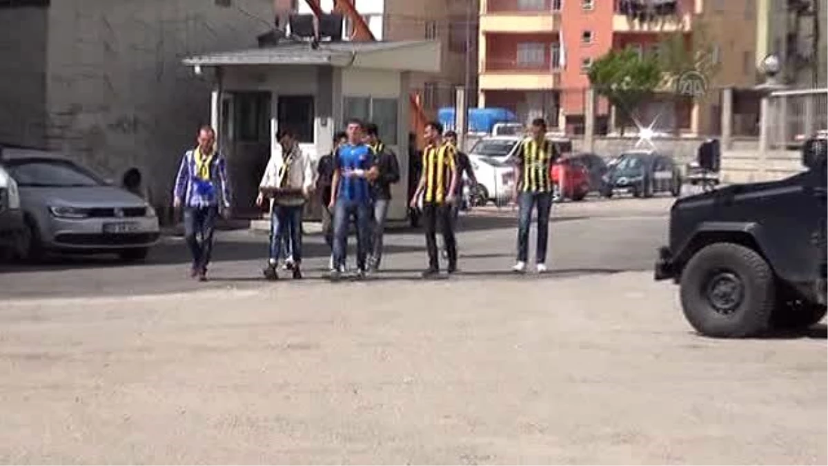 Fenerbahçeli Taraftarlarından Polise Moral Ziyareti