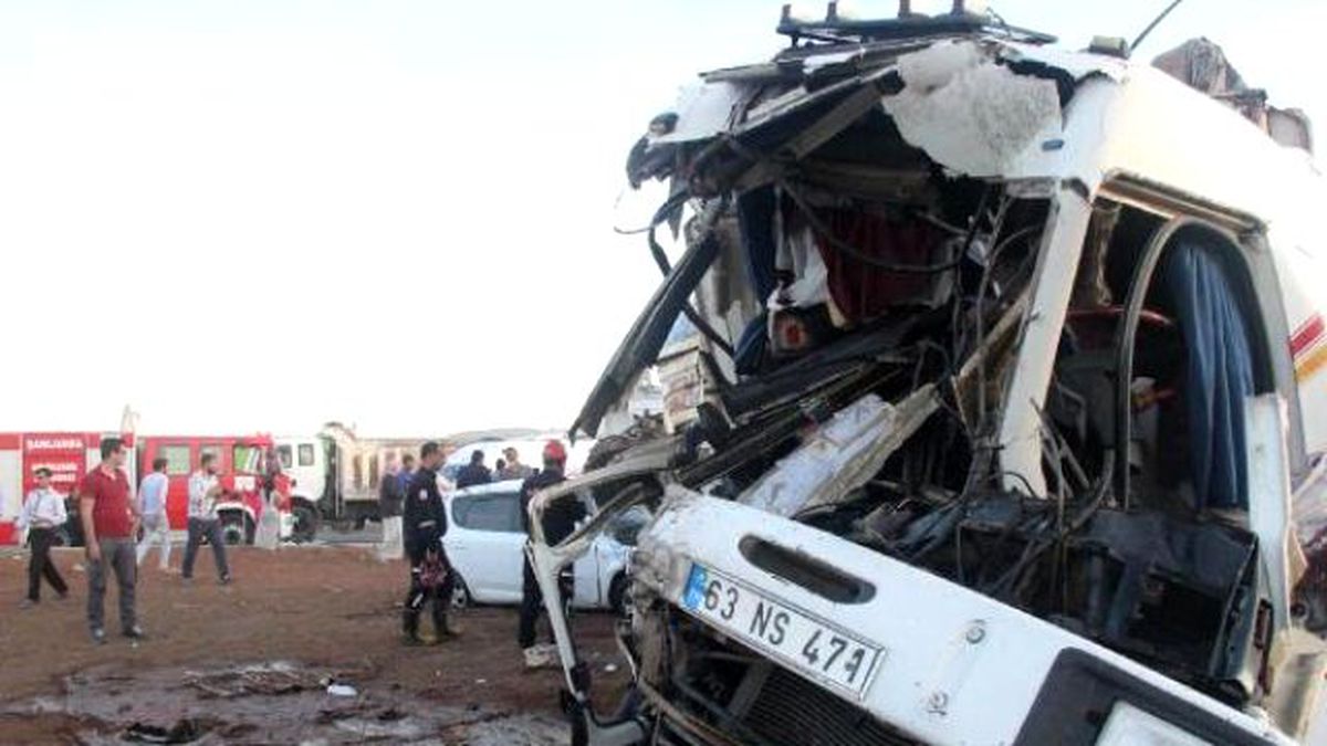 Freni Boşalan Kamyon 3 Araca Çarparak Durdu: 4 Yaralı