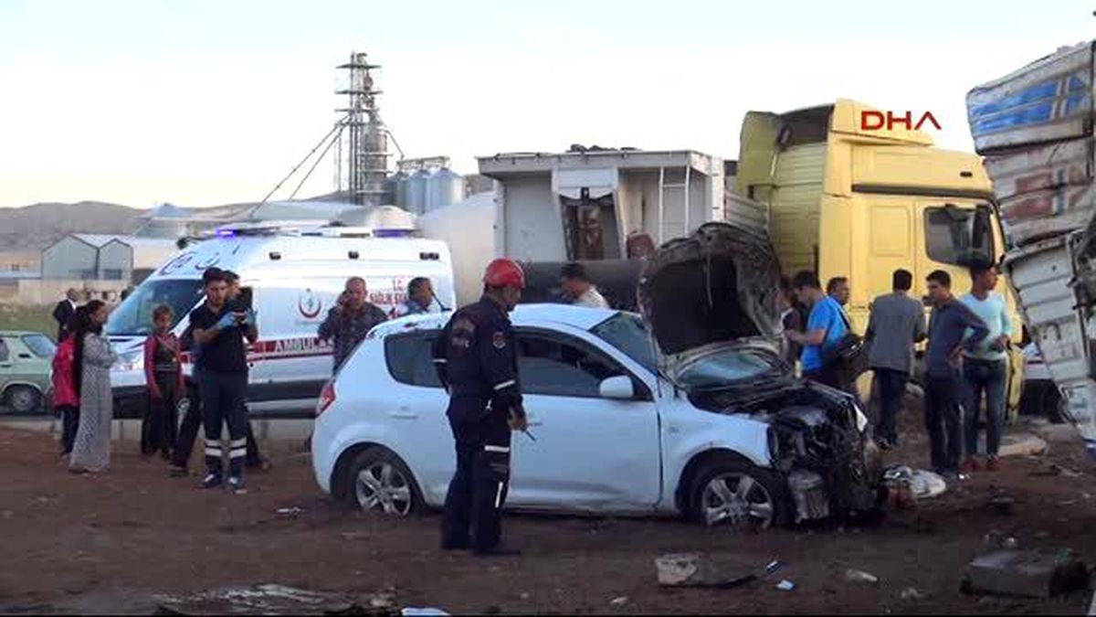 Freni Boşalan Kamyon 3 Araca Çarparak Durdu: 4 Yaralı