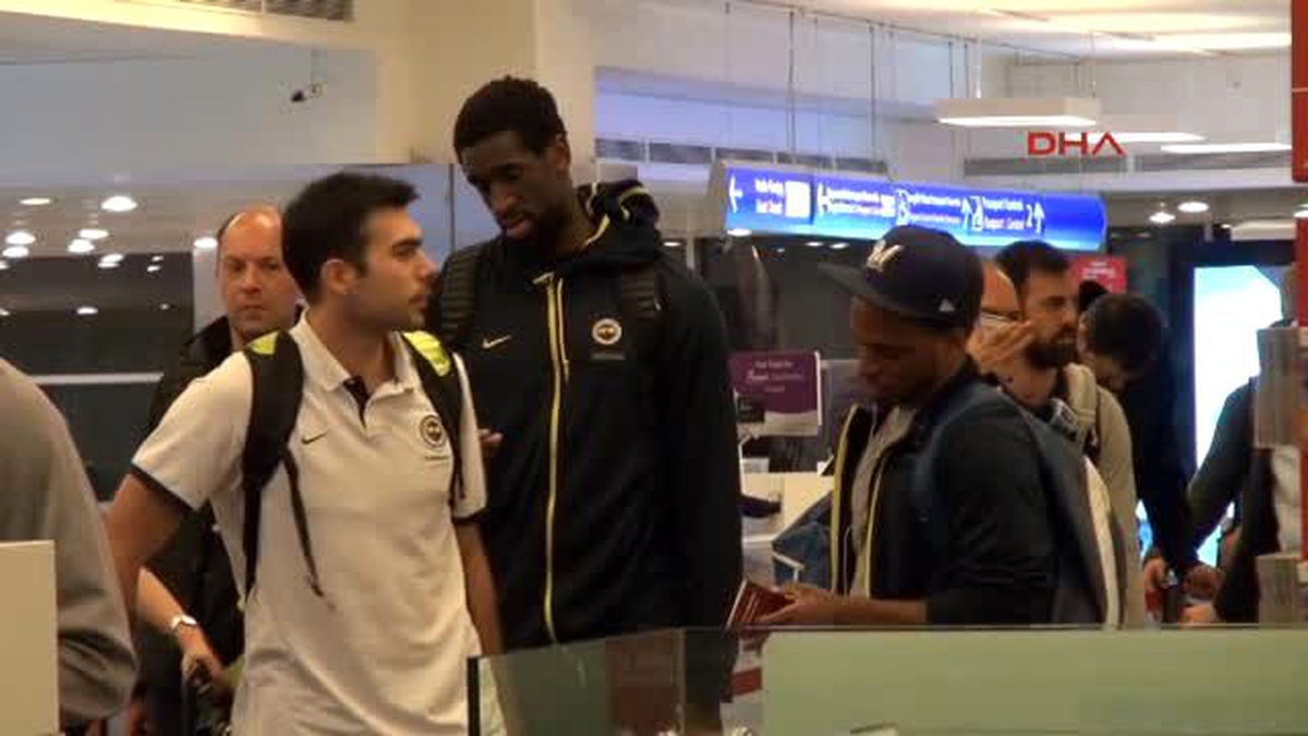 Havalimanı\'nda Fenerbahçe\'ye Coşkulu Karşılama