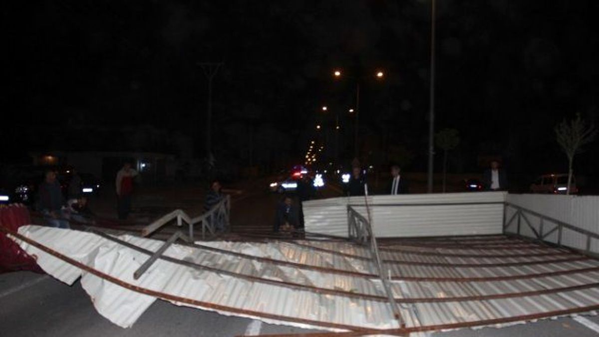 Iğdır\'da Şiddetli Rüzgar Çatıları Uçurdu