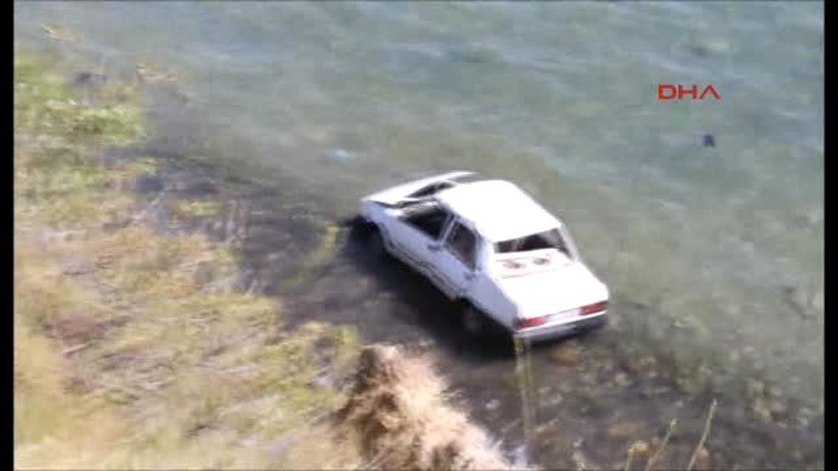İzmir Otomobiliyle 30 Metreden Denize Uçtu