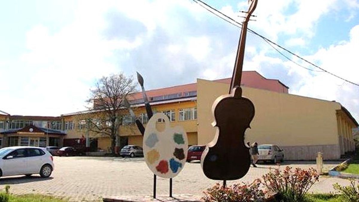 Kız Öğrencilerin Resimlerini Montajlayan Öğretmen Açığa Alındı