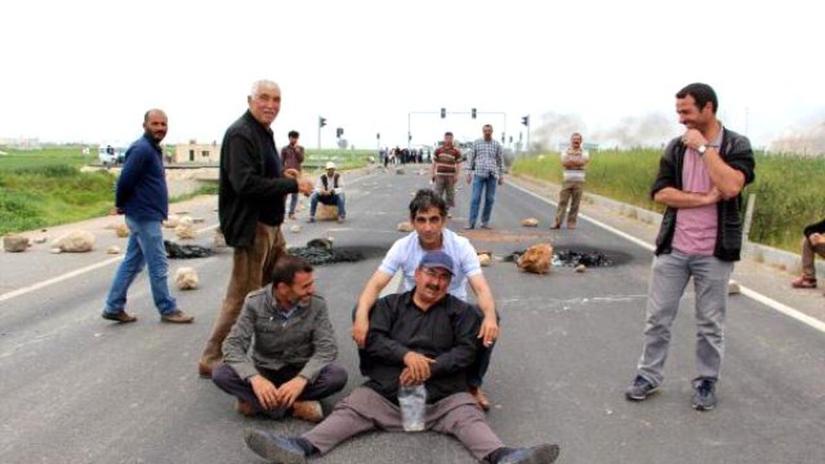Kızıltepeli Çiftçiler, Elektrik Kesintilerini İpek Yolu\'nu Kapatarak Protesto Etti