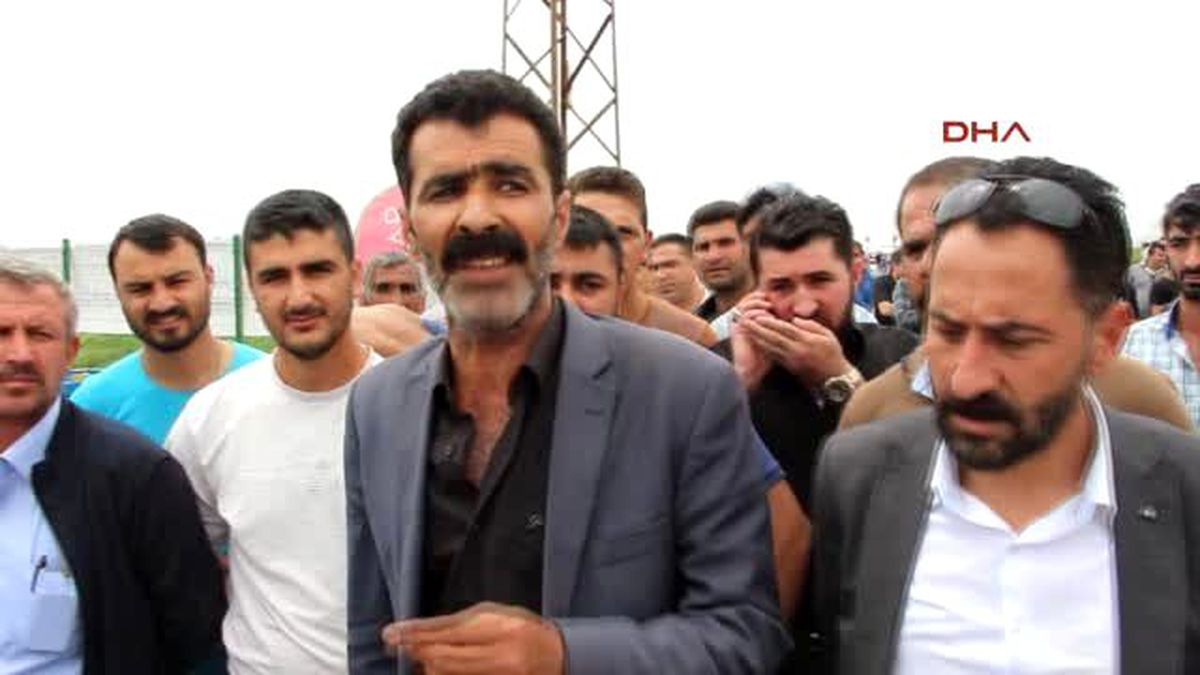 Kızıltepeli Çiftçiler, Elektrik Kesintilerini İpek Yolu\'nu Kapatarak Protesto Etti