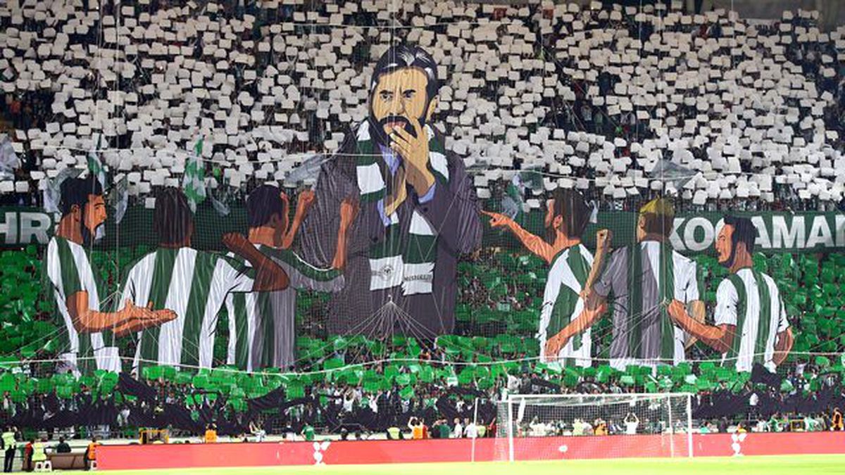 Konyasporlu Taraftarlar Aykut Kocaman için Koreografi Düzenledi