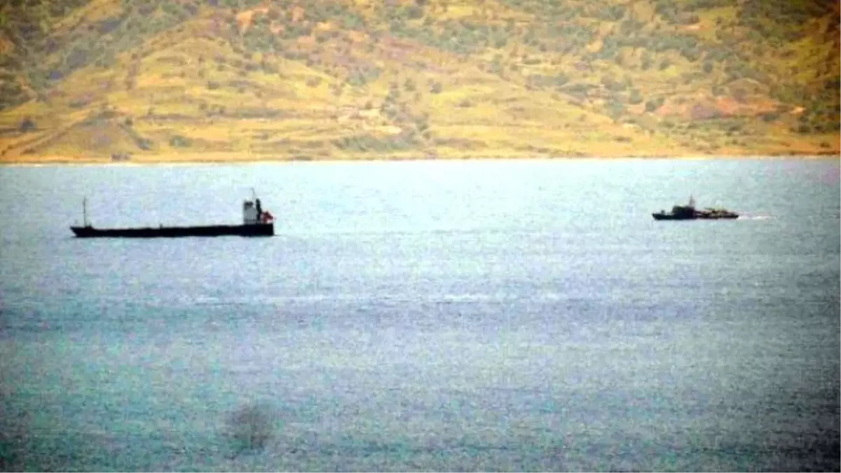 Kuru Yük Gemisi Müsellim Boğazı\'nda Karaya Oturdu