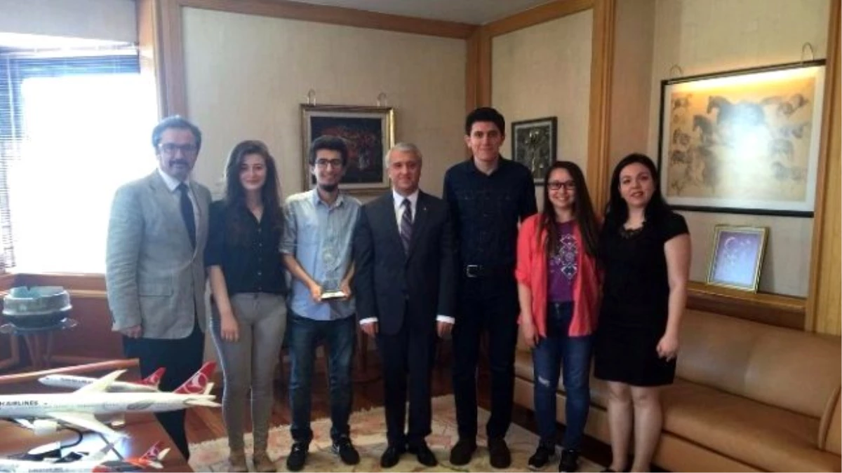 Rektör Gündoğan, Hukuk Fakültesi\'nin Ödül Alan Öğrencileriyle Bir Araya Geldi