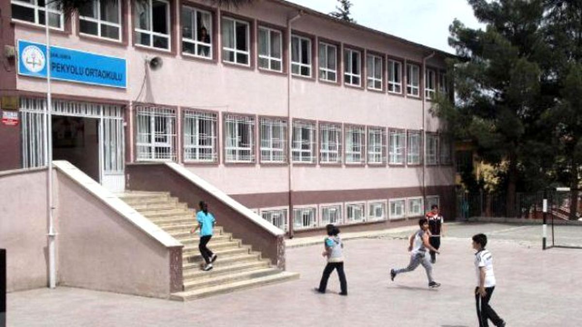 Şanlıurfa\'da Öğrenciler Teneffüse İlahiyle Çıkıyor