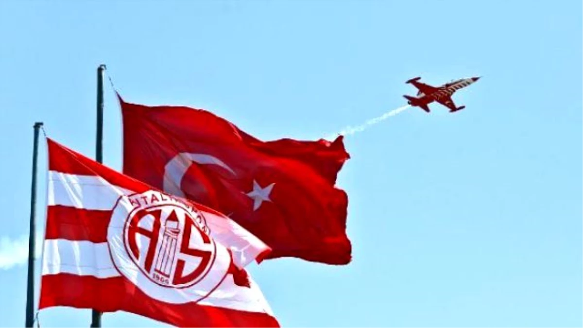 Türk Yıldızları, Antalya\'da Prova Uçuşu Yaptı