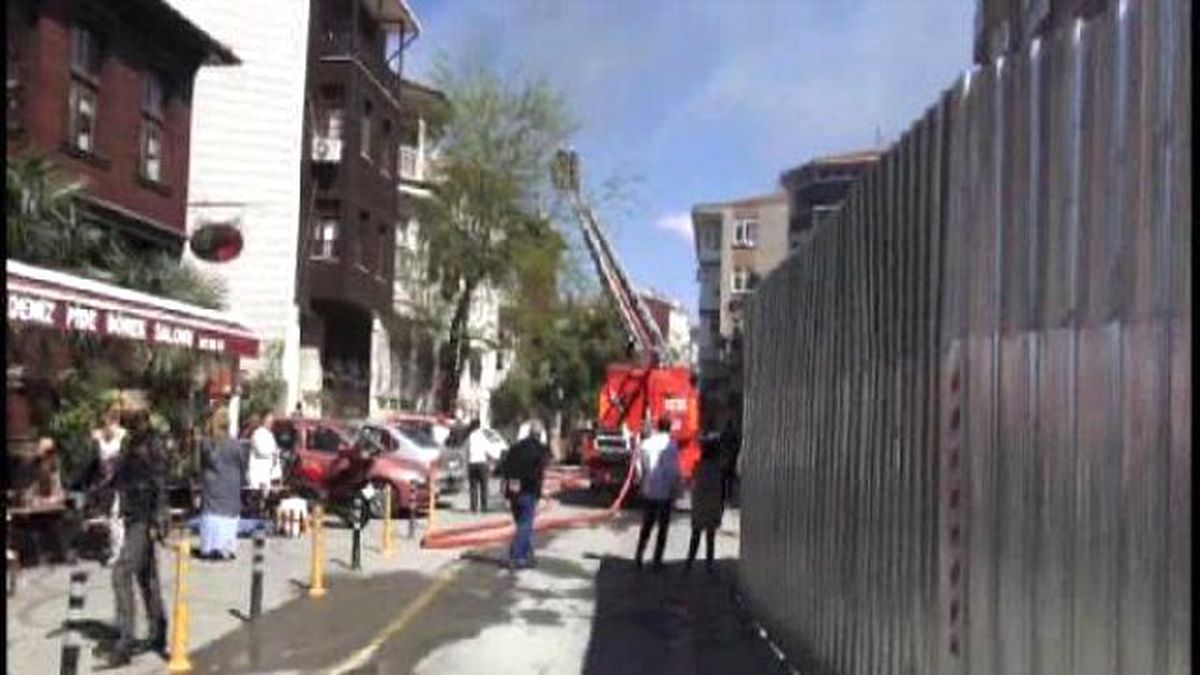 Üsküdar\'da 3 Katlı Ahşap Bina Alev Alev Yandı