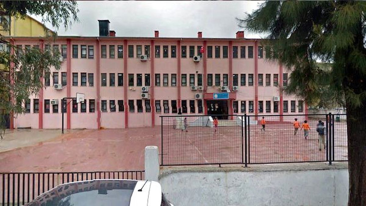 14 Yaşındaki Kız Öğrenci Okul Müdürünün Penceresinden Atladı