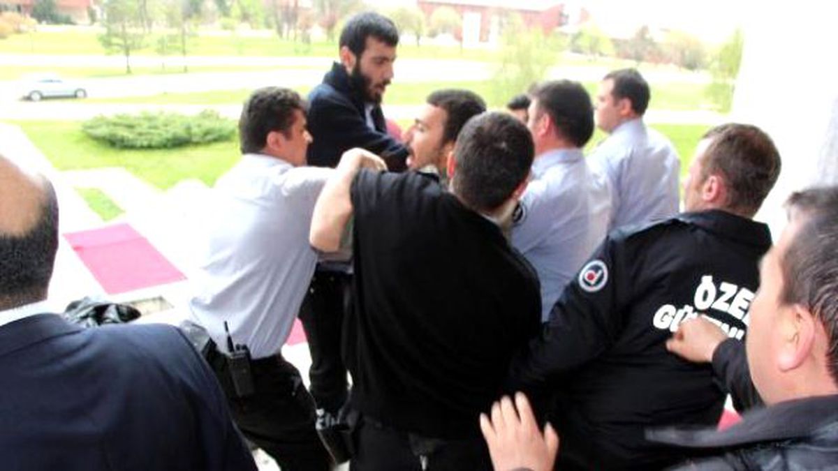 AK Parti\'li Külünk\'ü Protesto Eden Öğrencilere Soruşturma