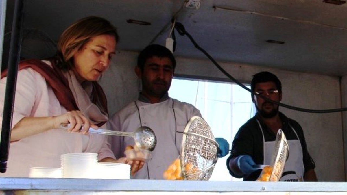 Ak Partili Başkan Vatandaşlara Lokma Dağıttı