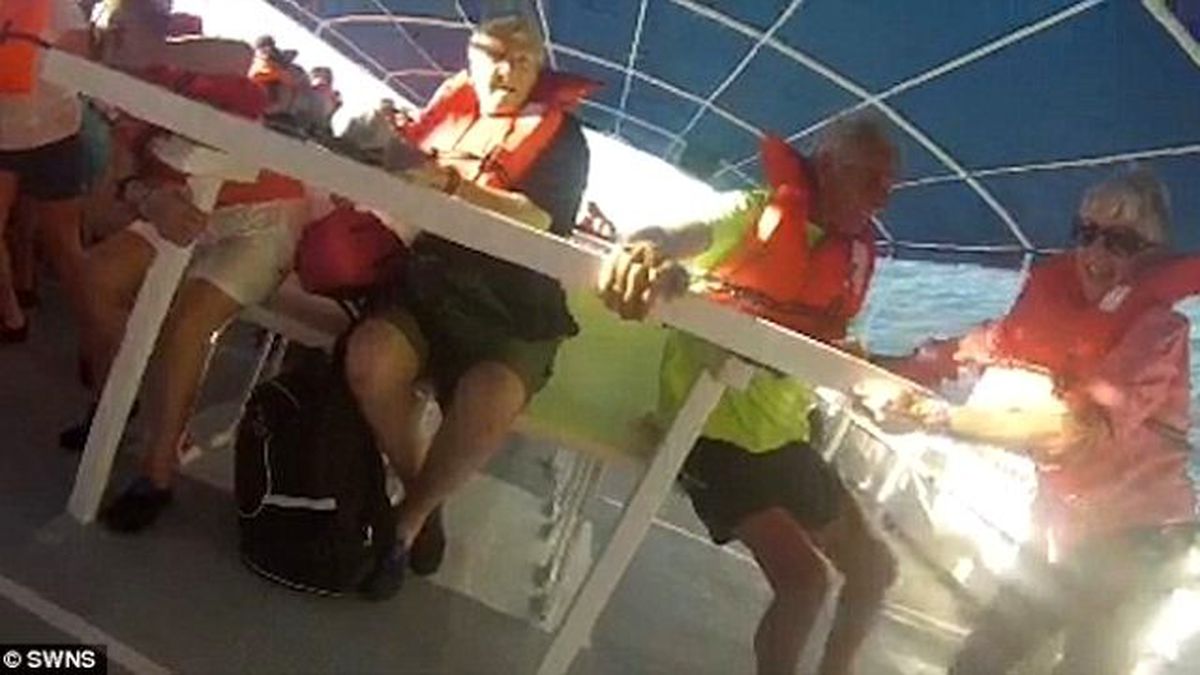 Alabora Olan Turist Gemisinin Sulara Gömüldüğü Görüntüler Ortaya Çıktı