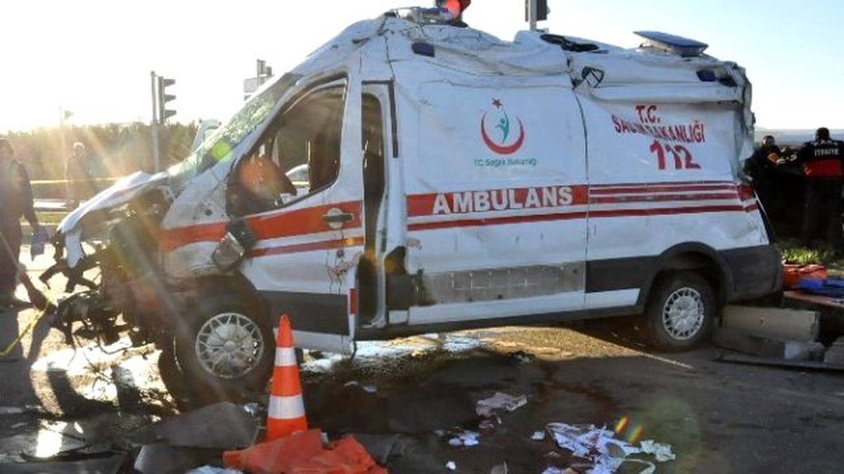 Ambulans ile Otomobil Çarpıştı: 2 Ölü, 3 Yaralı