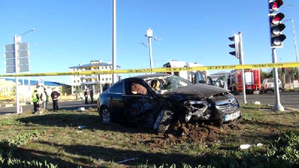Ambulans ile Otomobil Çarpıştı, 2 Sağlık Görevlisi Öldü