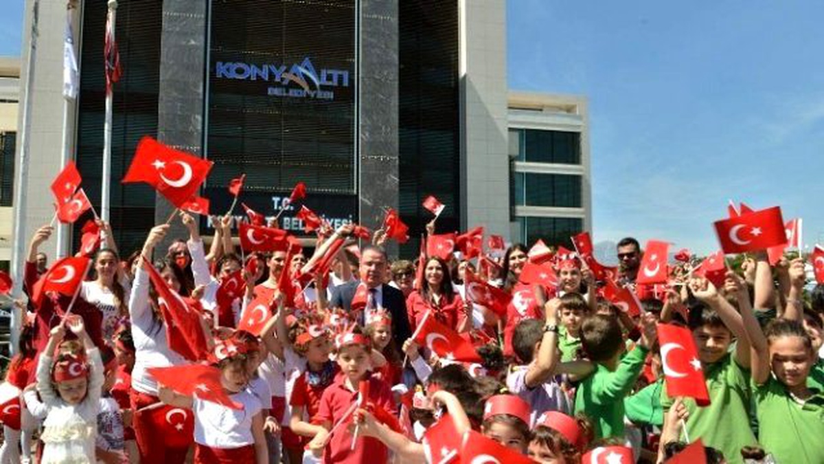 Başkan Böcek, Çocukların 23 Nisan Coşkusuna Ortak Oldu