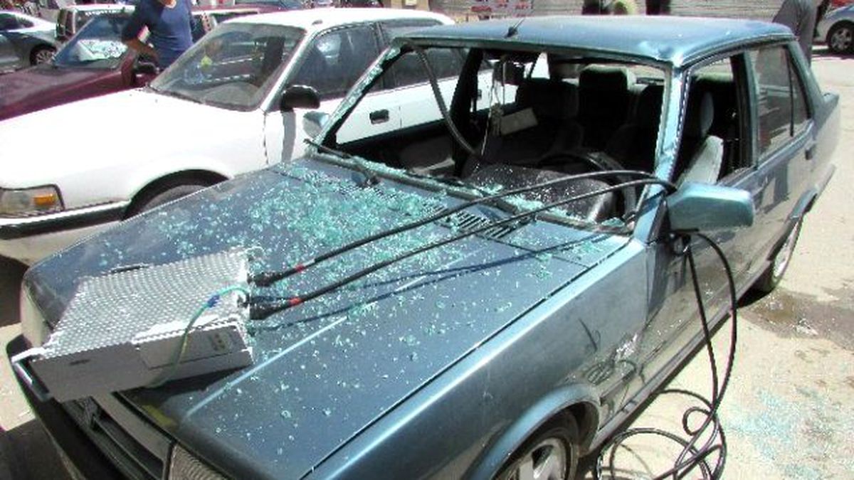 Baz İstasyonundan Kopan Parça Park Halindeki Otomobilin Üzerine Düştü