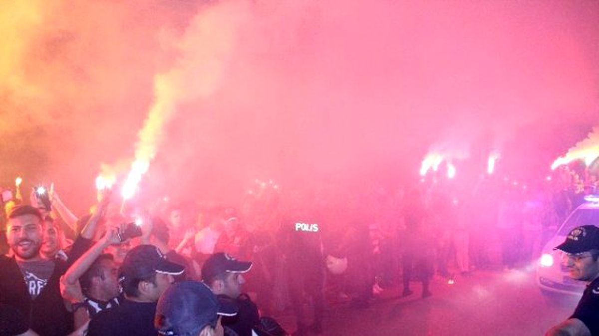 Beşiktaş, Manisa\'da Meşalelerle Karşılandı