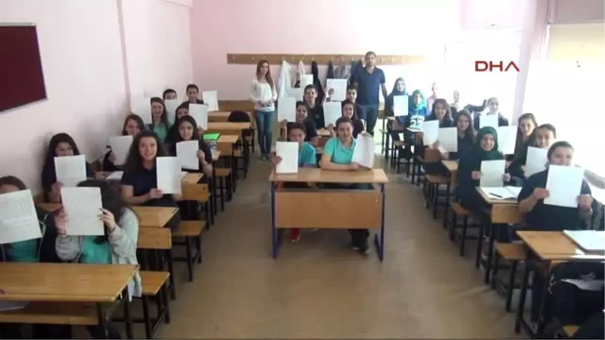 Bursa Öğrenciler\'den Asker ve Polisler İçin "Moral" Dersi