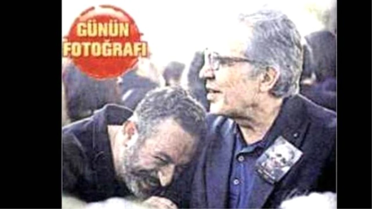 Cem Yılmaz, Attila Özdemiroğlu\'nun Cenazesinde Kıs Kıs Güldü
