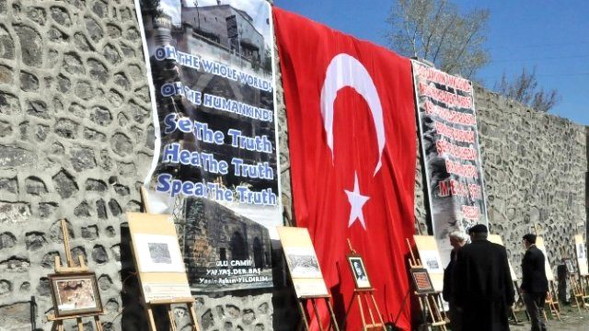 Ermenilerin Kars Ulu Cami\'de Diri Diri Yaktığı 286 Türk Anıldı