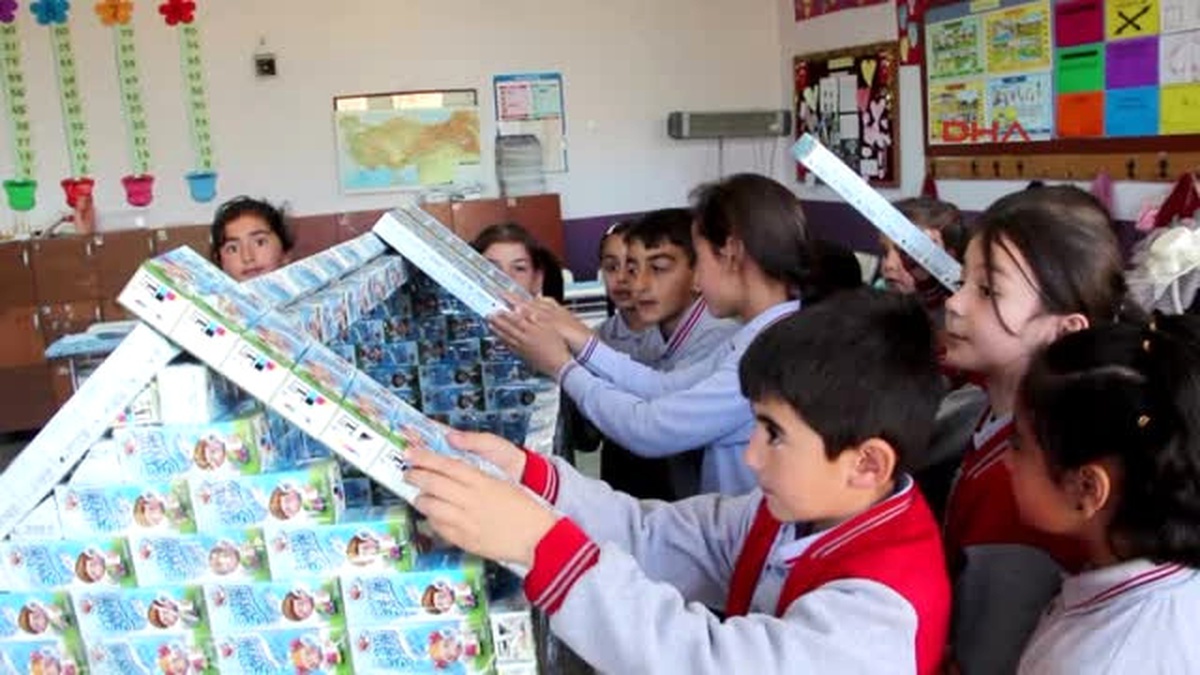 Öğrenciler İçtikleri Sütün Kutusuyla Maket Ev Yaptılar